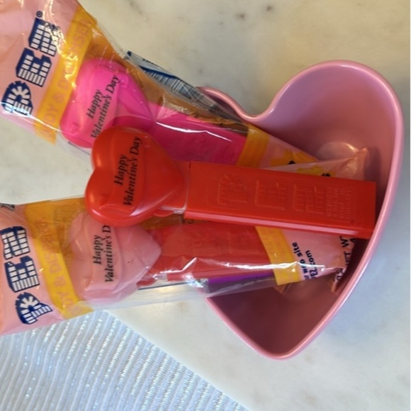 Happy Hearts Day Heart Shaped PEZ Vintage NEW IN PACKAGE Collectible Pink 1 - Picture 2 of 10